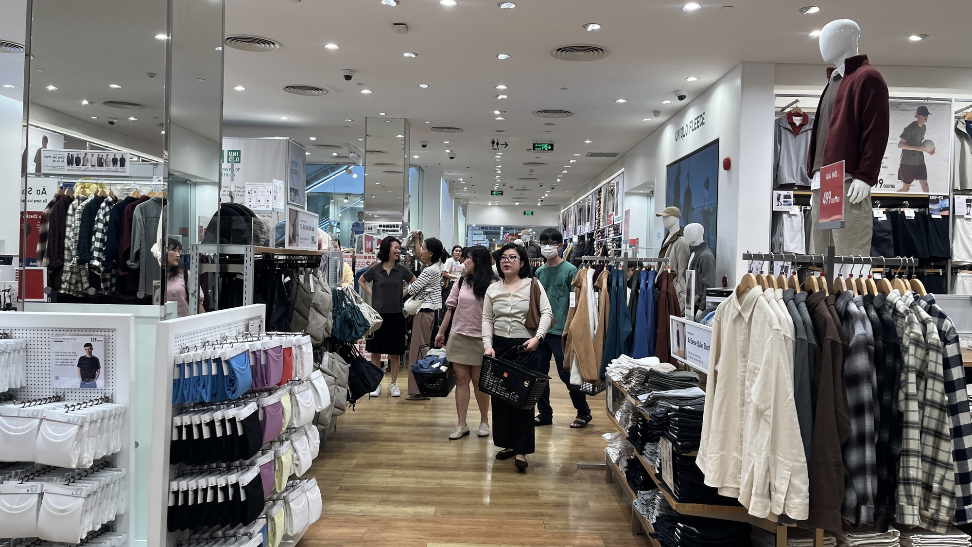 Trong ngày đầu năm mới , trung tâm thương mại TPHCM đông nghịt khách đổ về mua sắm - Ảnh 22.