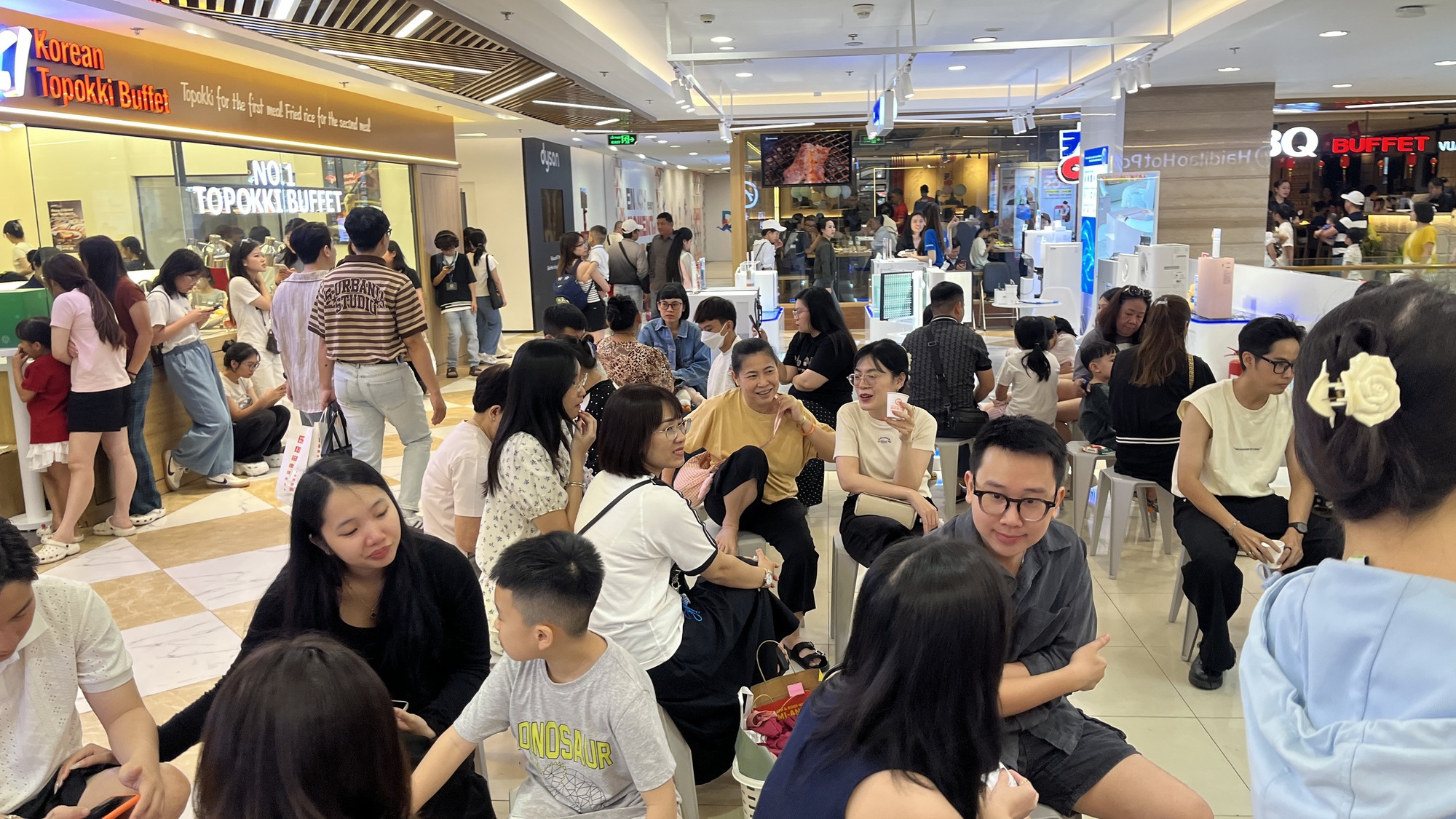 Trong ngày đầu năm mới , trung tâm thương mại TPHCM đông nghịt khách đổ về mua sắm - Ảnh 12.