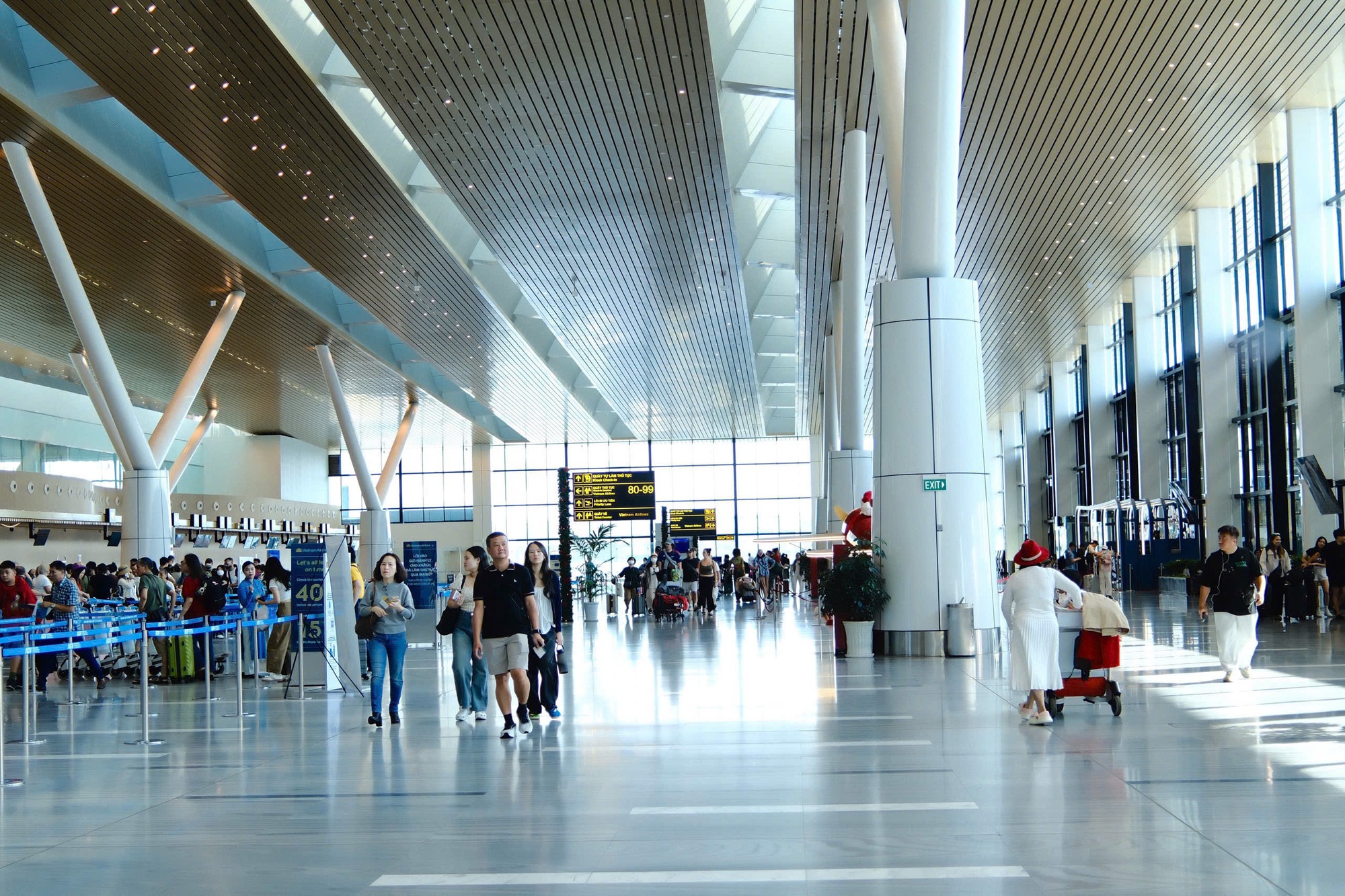 Hình ảnh lạ tại sân bay Tân Sơn Nhất ngày đầu Tết Dương lịch 2026 - Ảnh 4.