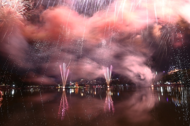 Pháo hoa Hà Nội bắn lúc 23h45 đêm giao thừa 2026 mang thông điệp ý nghĩa đặc biệt - Ảnh 1.