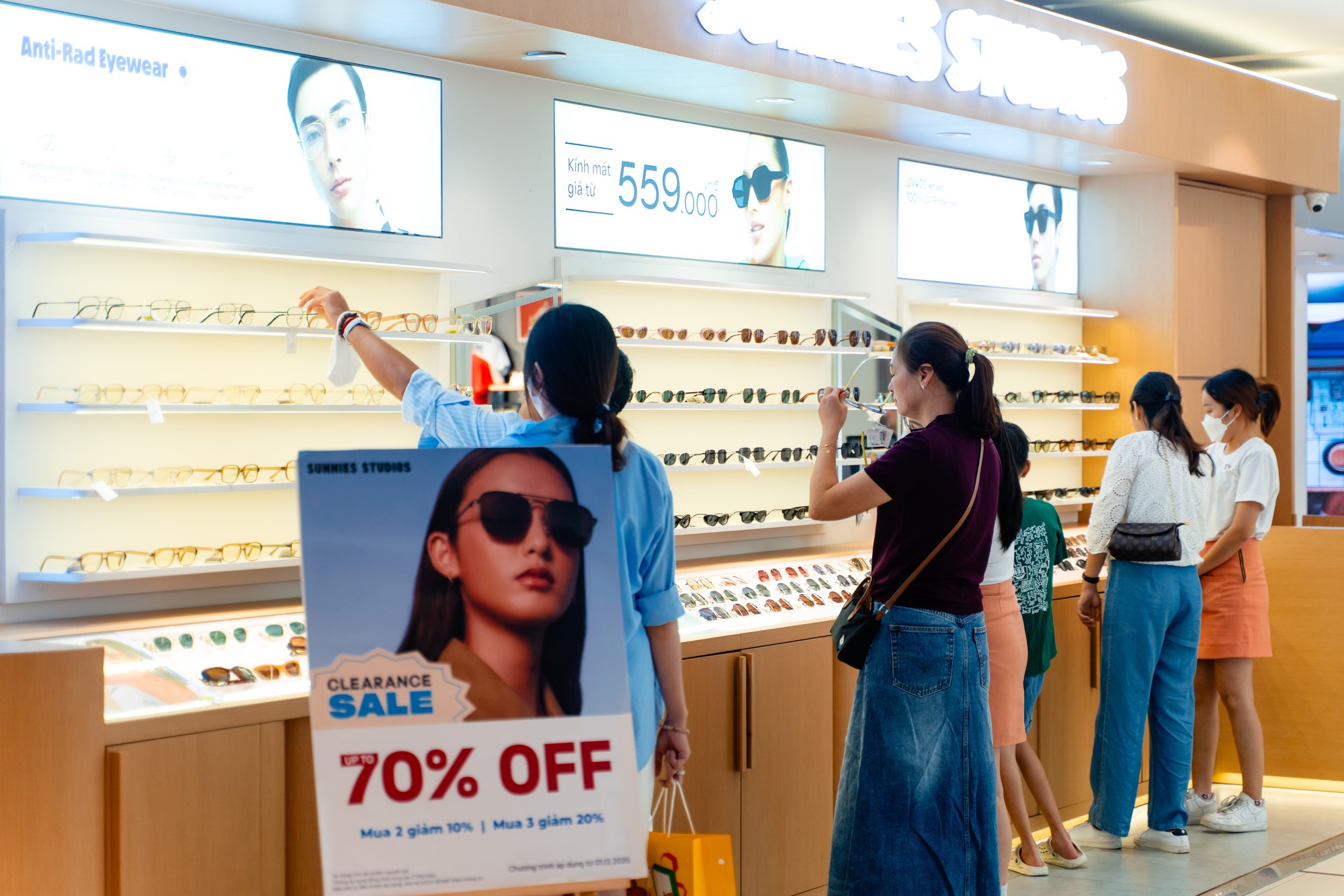 Trong ngày đầu năm mới , trung tâm thương mại TPHCM đông nghịt khách đổ về mua sắm - Ảnh 6.