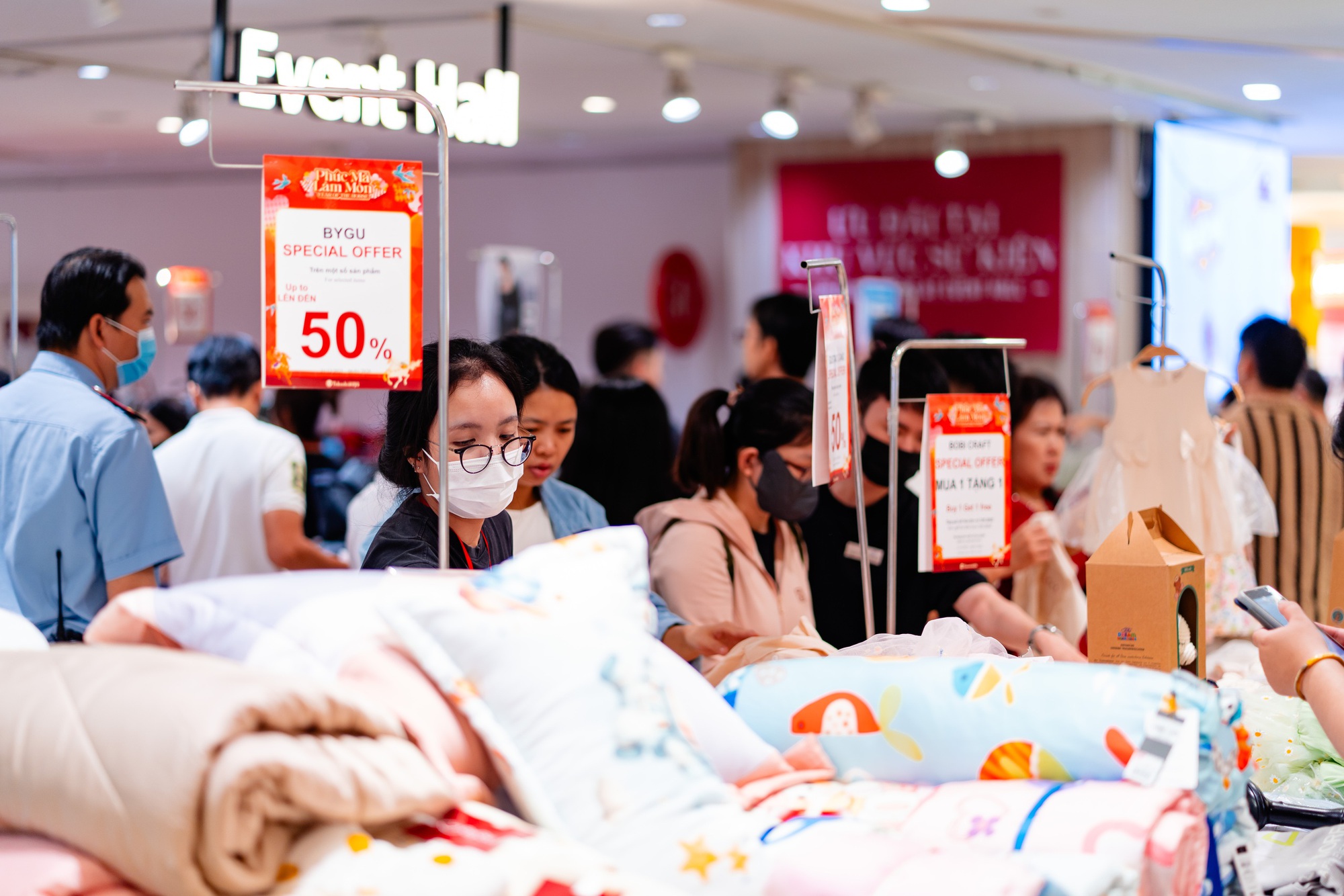 Trong ngày đầu năm mới , trung tâm thương mại TPHCM đông nghịt khách đổ về mua sắm - Ảnh 3.