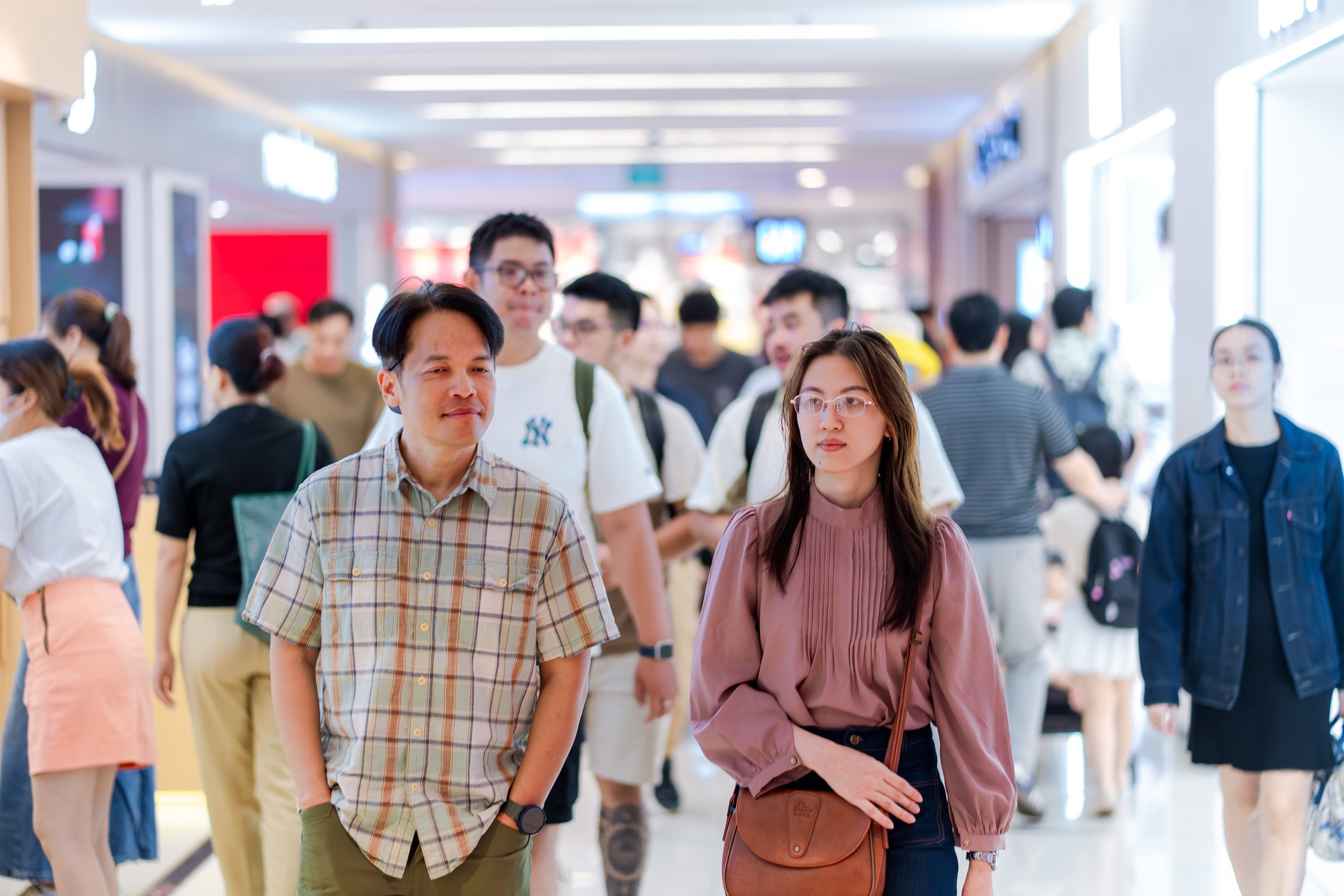 Trong ngày đầu năm mới , trung tâm thương mại TPHCM đông nghịt khách đổ về mua sắm - Ảnh 2.