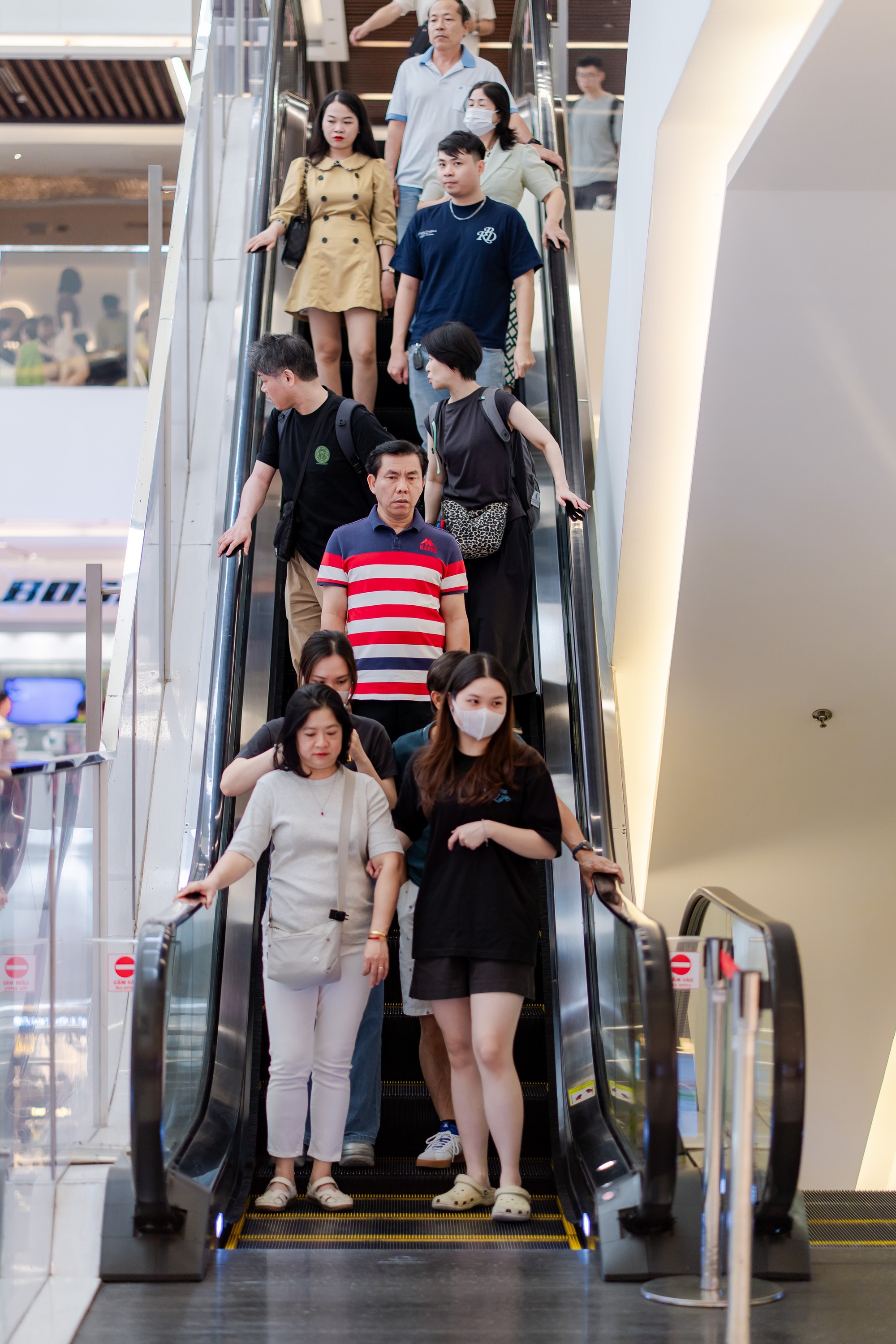 Trong ngày đầu năm mới , trung tâm thương mại TPHCM đông nghịt khách đổ về mua sắm - Ảnh 1.