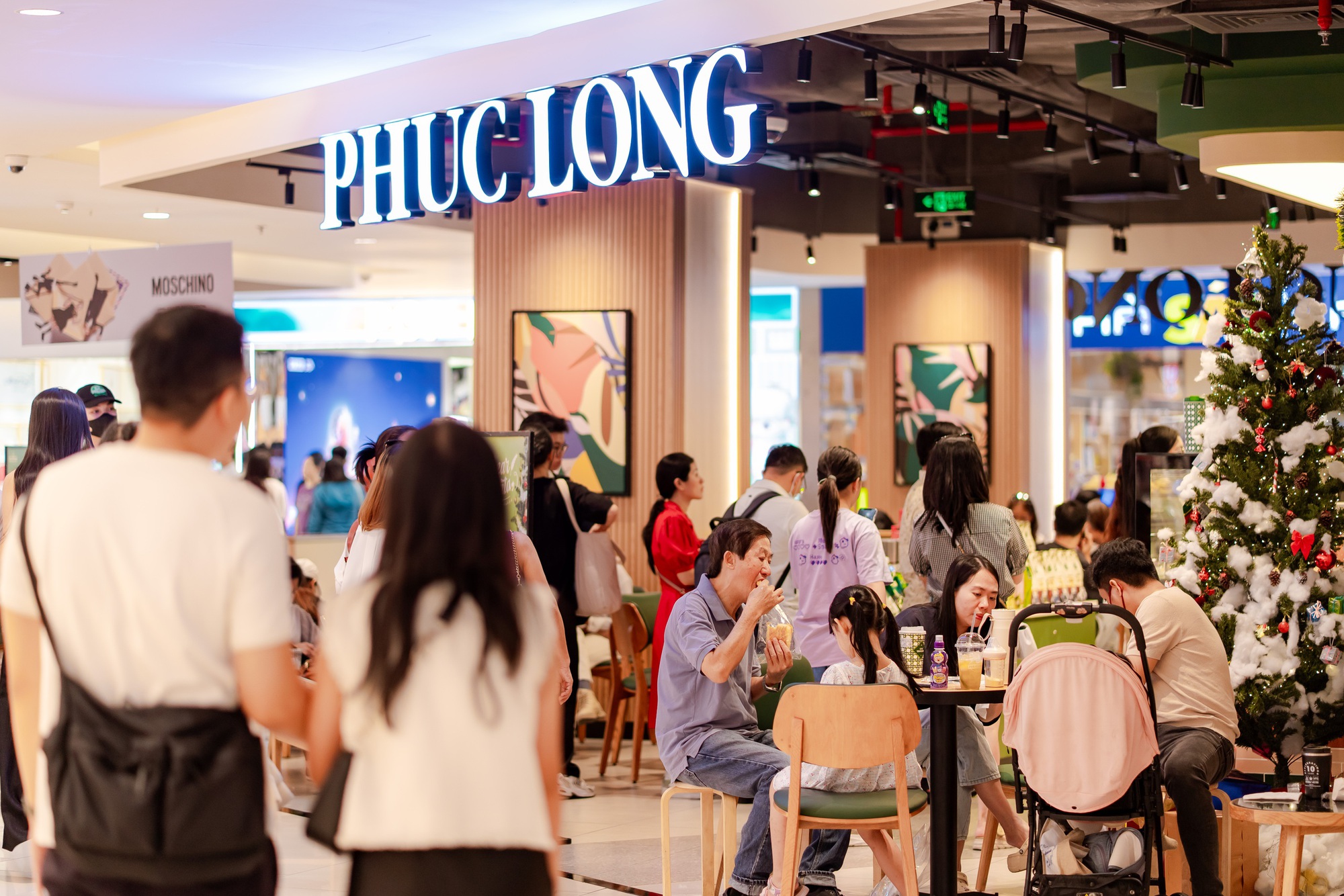 Trong ngày đầu năm mới , trung tâm thương mại TPHCM đông nghịt khách đổ về mua sắm - Ảnh 11.