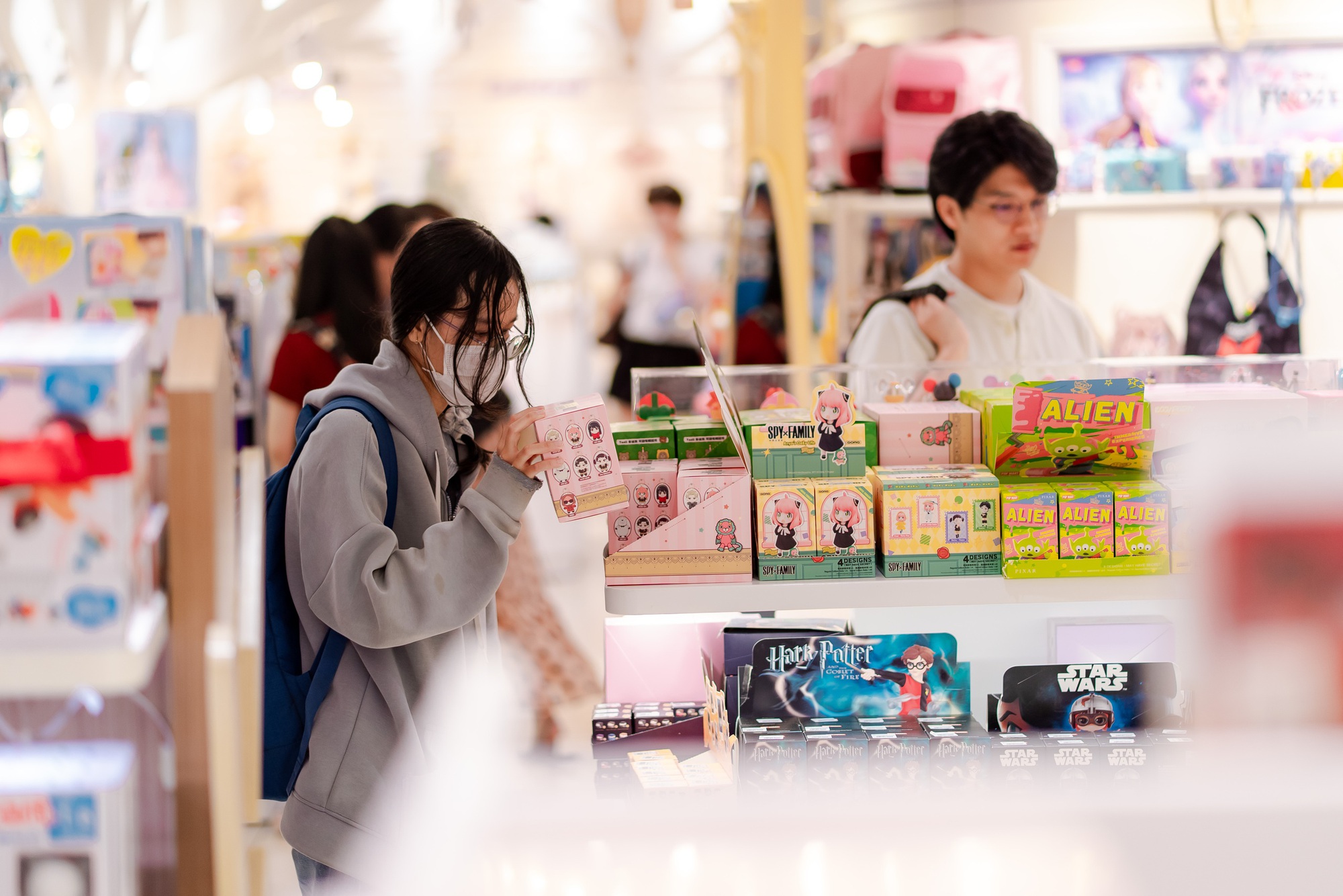 Trong ngày đầu năm mới , trung tâm thương mại TPHCM đông nghịt khách đổ về mua sắm - Ảnh 4.