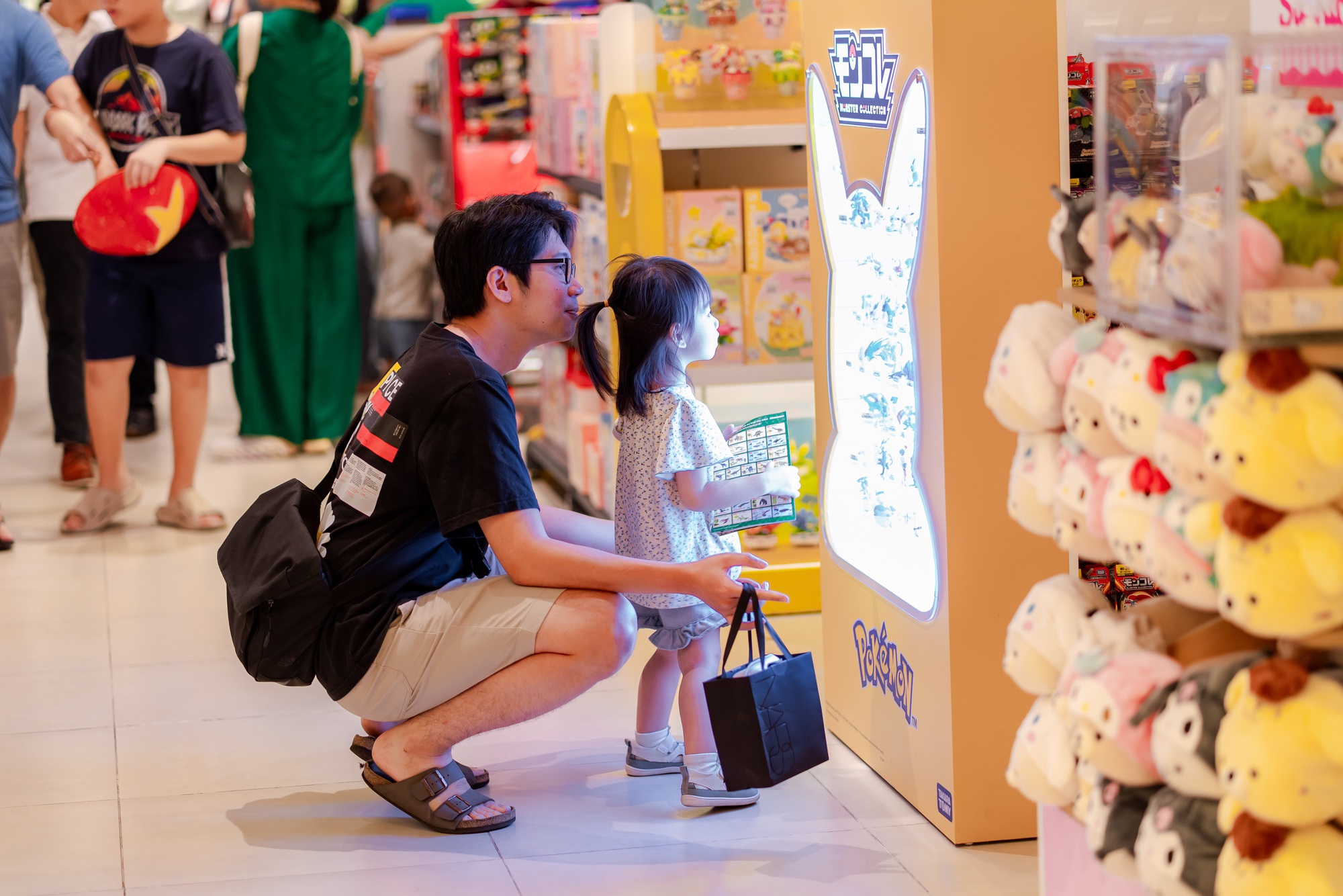 Trong ngày đầu năm mới , trung tâm thương mại TPHCM đông nghịt khách đổ về mua sắm - Ảnh 10.