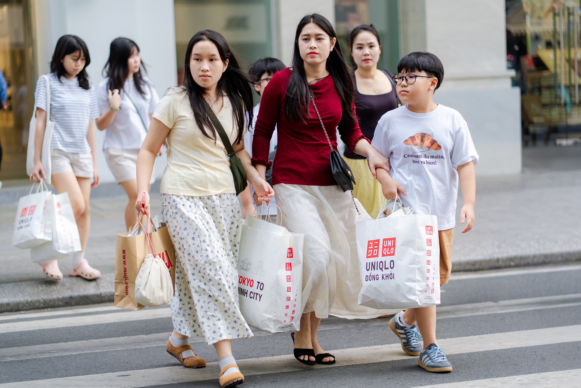 Trong ngày đầu năm mới , trung tâm thương mại TPHCM đông nghịt khách đổ về mua sắm - Ảnh 20.