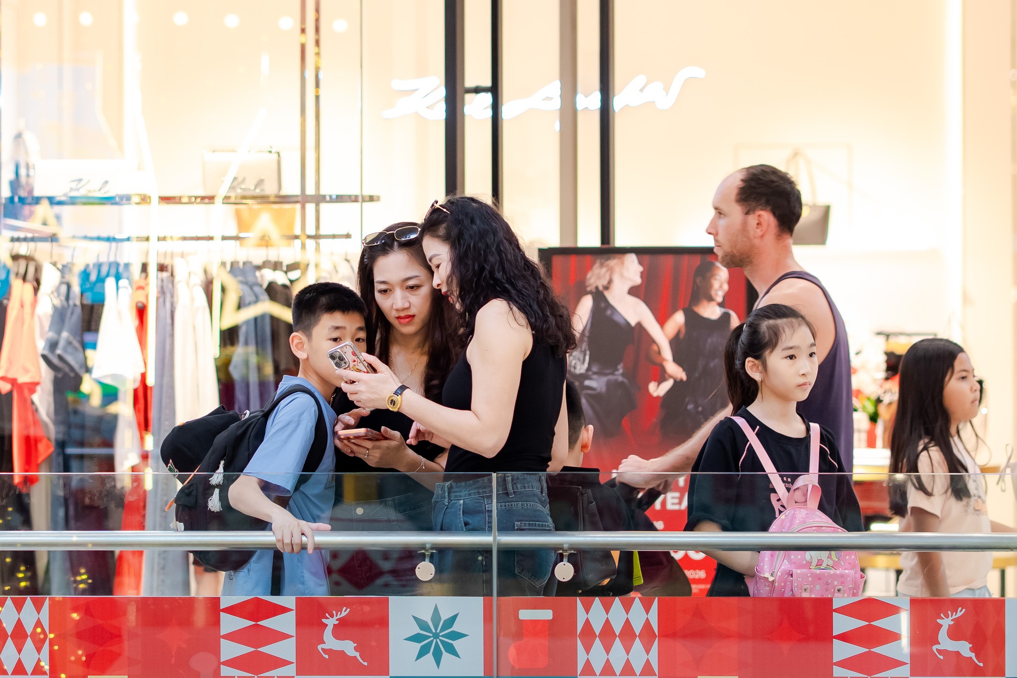 Trong ngày đầu năm mới , trung tâm thương mại TPHCM đông nghịt khách đổ về mua sắm - Ảnh 17.