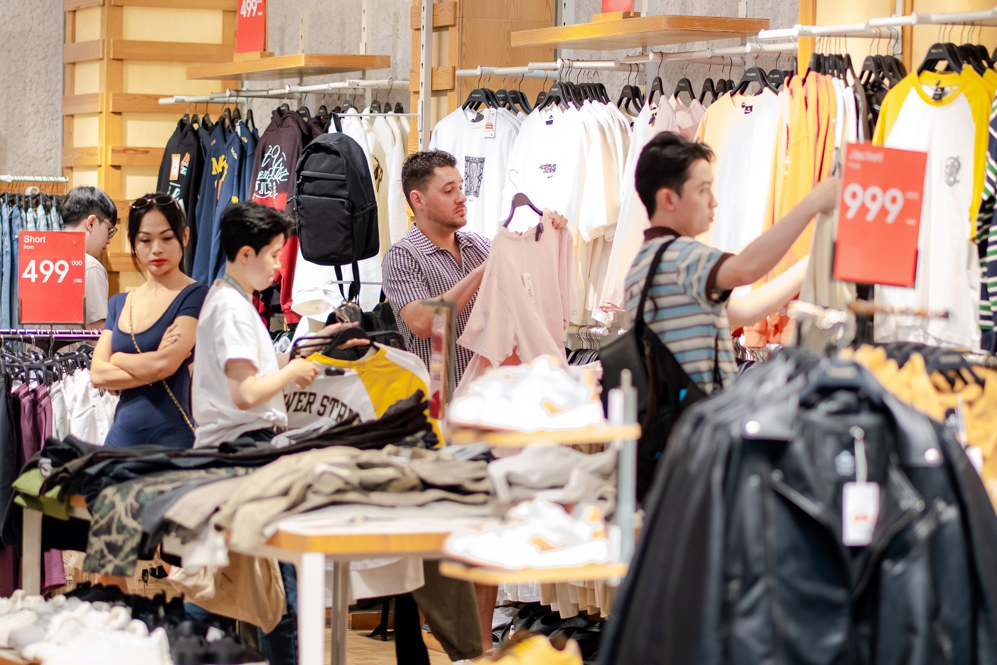 Trong ngày đầu năm mới , trung tâm thương mại TPHCM đông nghịt khách đổ về mua sắm - Ảnh 16.