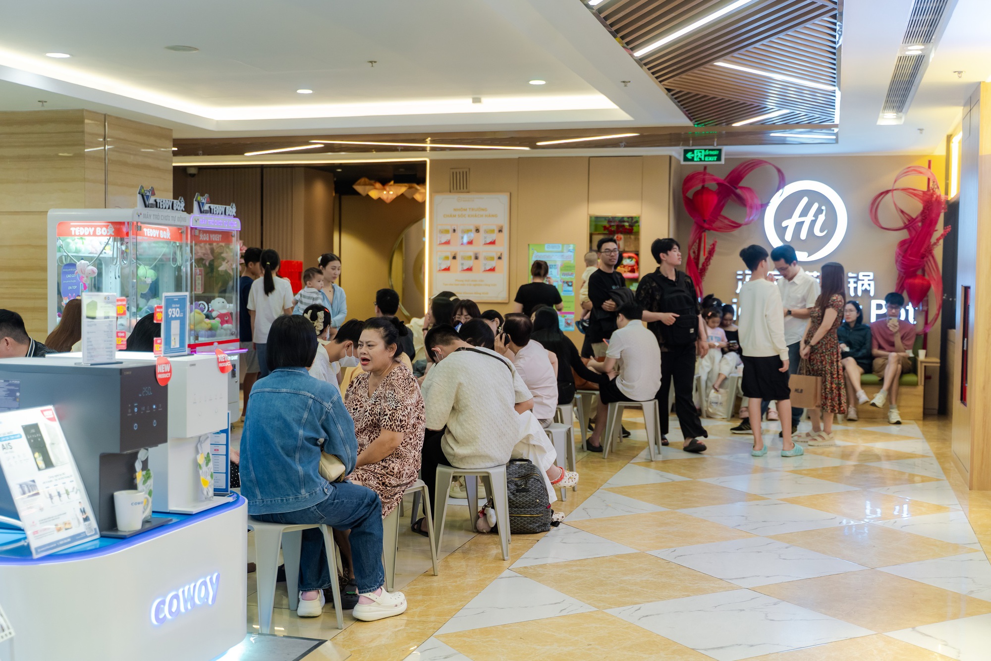 Trong ngày đầu năm mới , trung tâm thương mại TPHCM đông nghịt khách đổ về mua sắm - Ảnh 19.