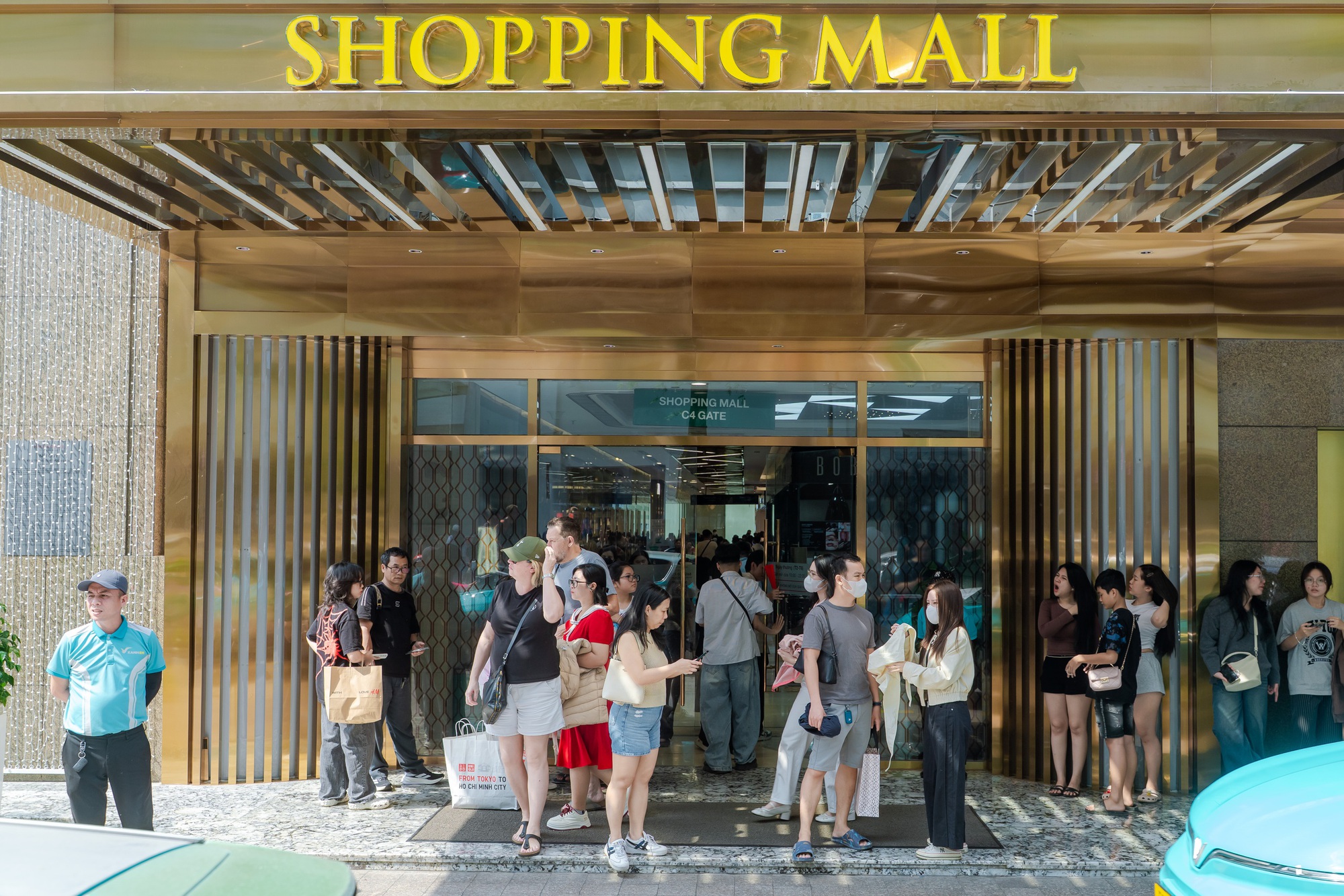 Trong ngày đầu năm mới , trung tâm thương mại TPHCM đông nghịt khách đổ về mua sắm - Ảnh 14.