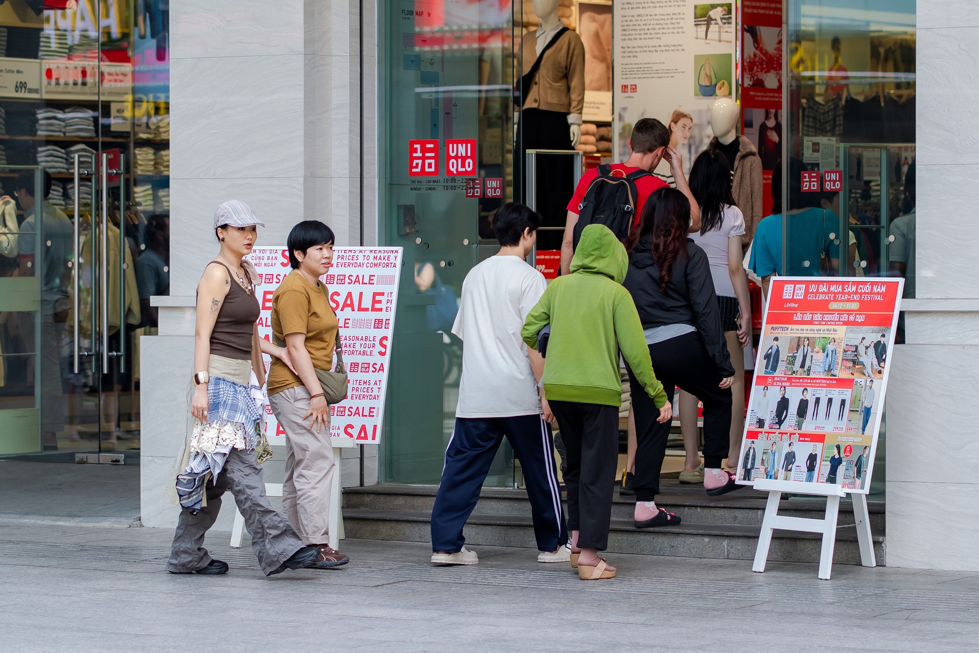 Trong ngày đầu năm mới , trung tâm thương mại TPHCM đông nghịt khách đổ về mua sắm - Ảnh 21.