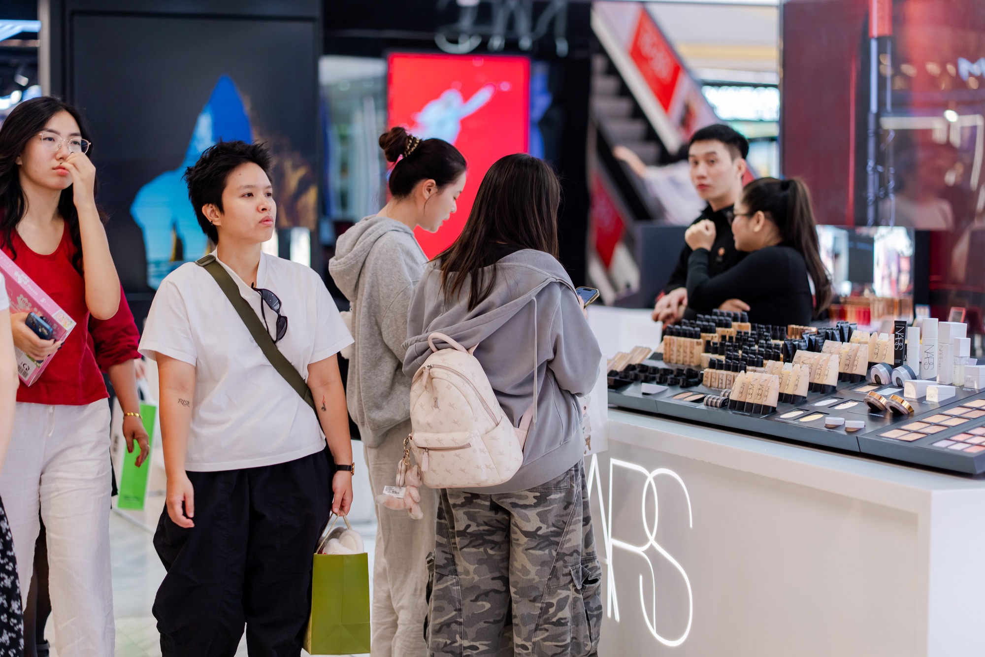 Trong ngày đầu năm mới , trung tâm thương mại TPHCM đông nghịt khách đổ về mua sắm - Ảnh 15.