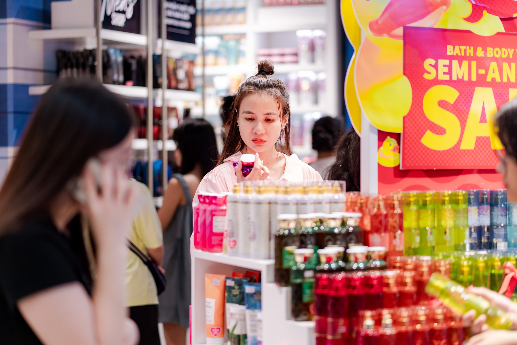 Trong ngày đầu năm mới , trung tâm thương mại TPHCM đông nghịt khách đổ về mua sắm - Ảnh 18.