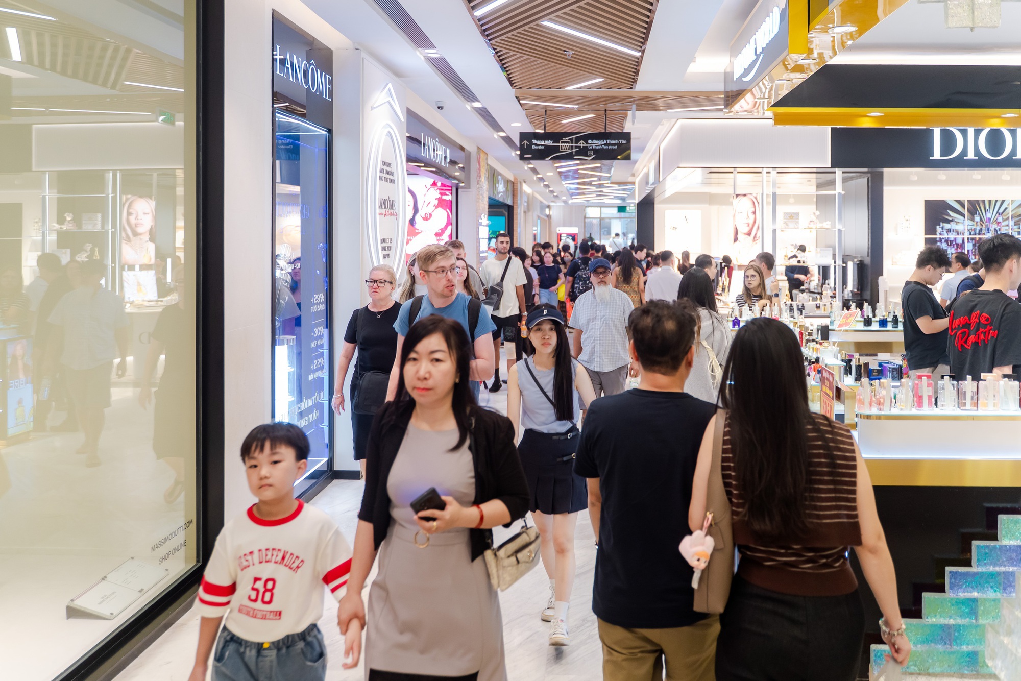 Trong ngày đầu năm mới , trung tâm thương mại TPHCM đông nghịt khách đổ về mua sắm - Ảnh 13.