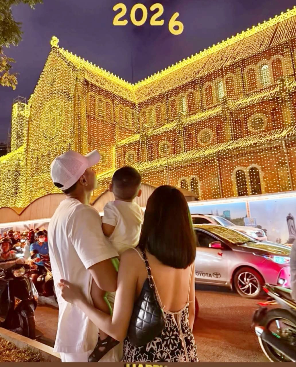 Vĩnh Thụy và vợ công khai con trai đầu lòng trong khoảnh khắc chuyển giao năm mới - Ảnh 1.
