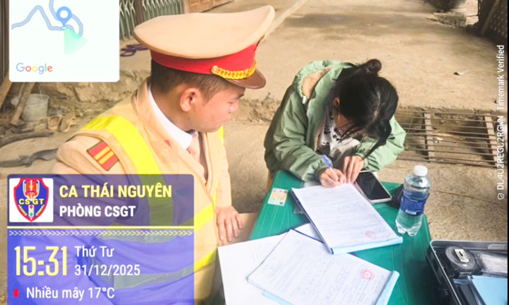 Nữ TikToker lái xe tải n . T . M . H . Bị CSGT xử phạt vì dừng xe giữa đường - Ảnh 1.