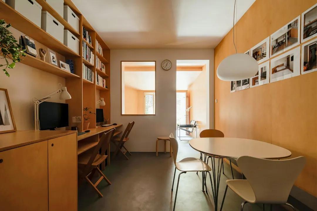 Căn hộ 46m² của đôi vợ chồng mới cưới trong nhà tập thể cũ gây sốt: Vì sao người trẻ đang “quay xe” về nhà cũ trung tâm - nhỏ nhưng đáng tiền hơn?- Ảnh 12.