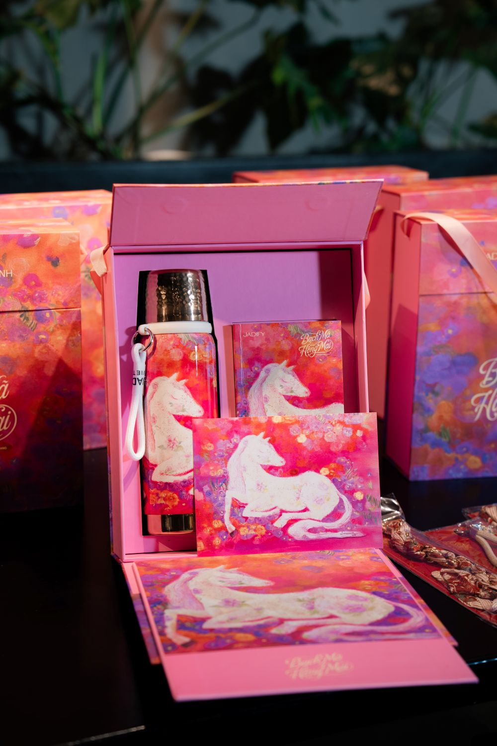 Quà tặng nghệ thuật từ truyền thuyết Sơn Tinh – thủy tinh với bộ quà Bạch Mã Hồng Mai - Ảnh 2. Quà tặng nghệ thuật từ truyền thuyết Sơn Tinh – thủy tinh với bộ quà Bạch Mã Hồng Mai - Ảnh 2.