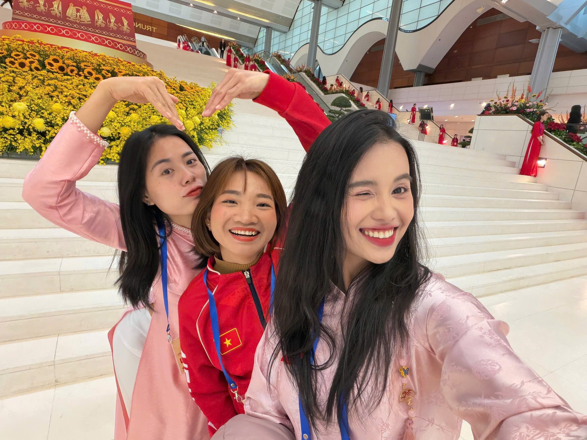 Khung hình toàn gái xinh lại còn giỏi: Hoà Minzy khoe visual sáng bừng ôm thắm thiết "nữ hoàng điền kinh" Việt Nam - Ảnh 3. Khung hình toàn gái xinh lại còn giỏi: Hoà Minzy khoe visual sáng bừng ôm thắm thiết "nữ hoàng điền kinh" Việt Nam - Ảnh 3.