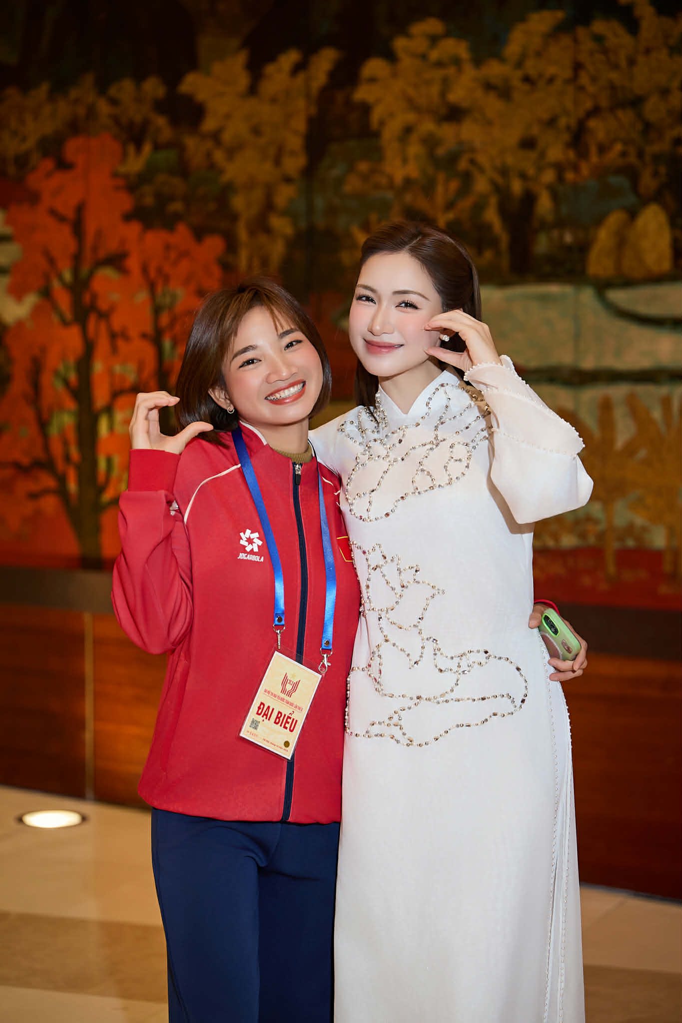 Khung hình toàn gái xinh lại còn giỏi: Hoà Minzy khoe visual sáng bừng ôm thắm thiết "nữ hoàng điền kinh" Việt Nam - Ảnh 2. Khung hình toàn gái xinh lại còn giỏi: Hoà Minzy khoe visual sáng bừng ôm thắm thiết "nữ hoàng điền kinh" Việt Nam - Ảnh 2.