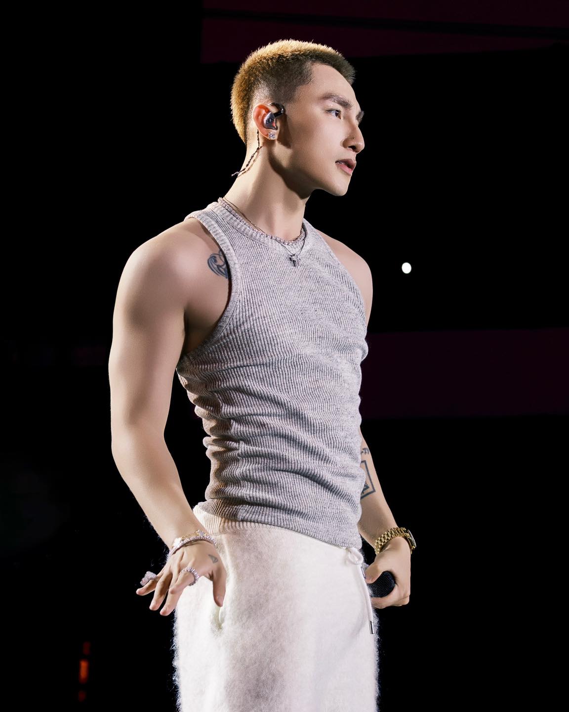 Vệ sĩ căng dù che kín không để lộ Sơn Tùng dù 1 giây, đại gia showbiz nhưng vẫn chung thuỷ với một thứ- Ảnh 1.