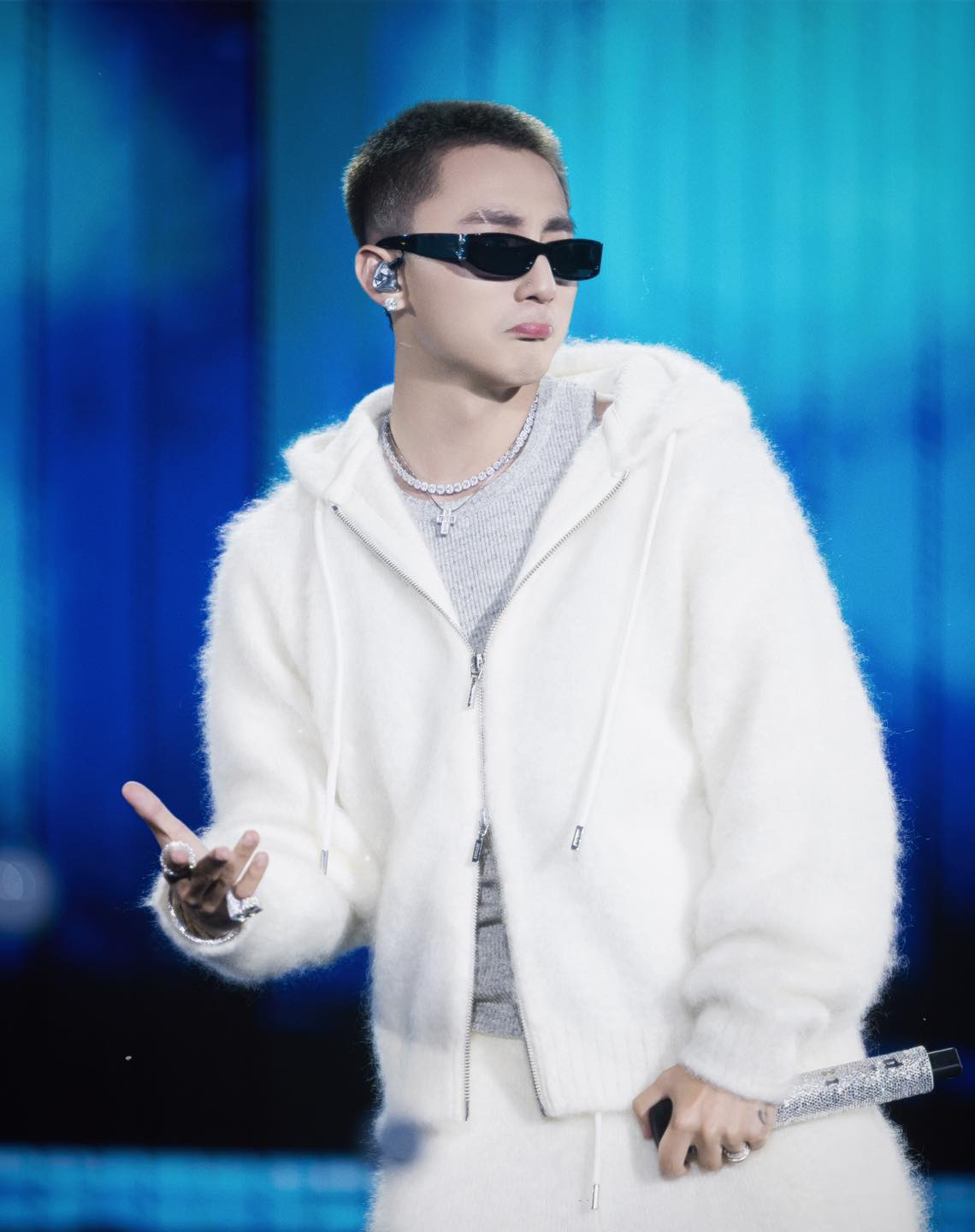 Vệ sĩ căng dù che kín không để lộ Sơn Tùng dù 1 giây, đại gia showbiz nhưng vẫn chung thuỷ với một thứ- Ảnh 4.