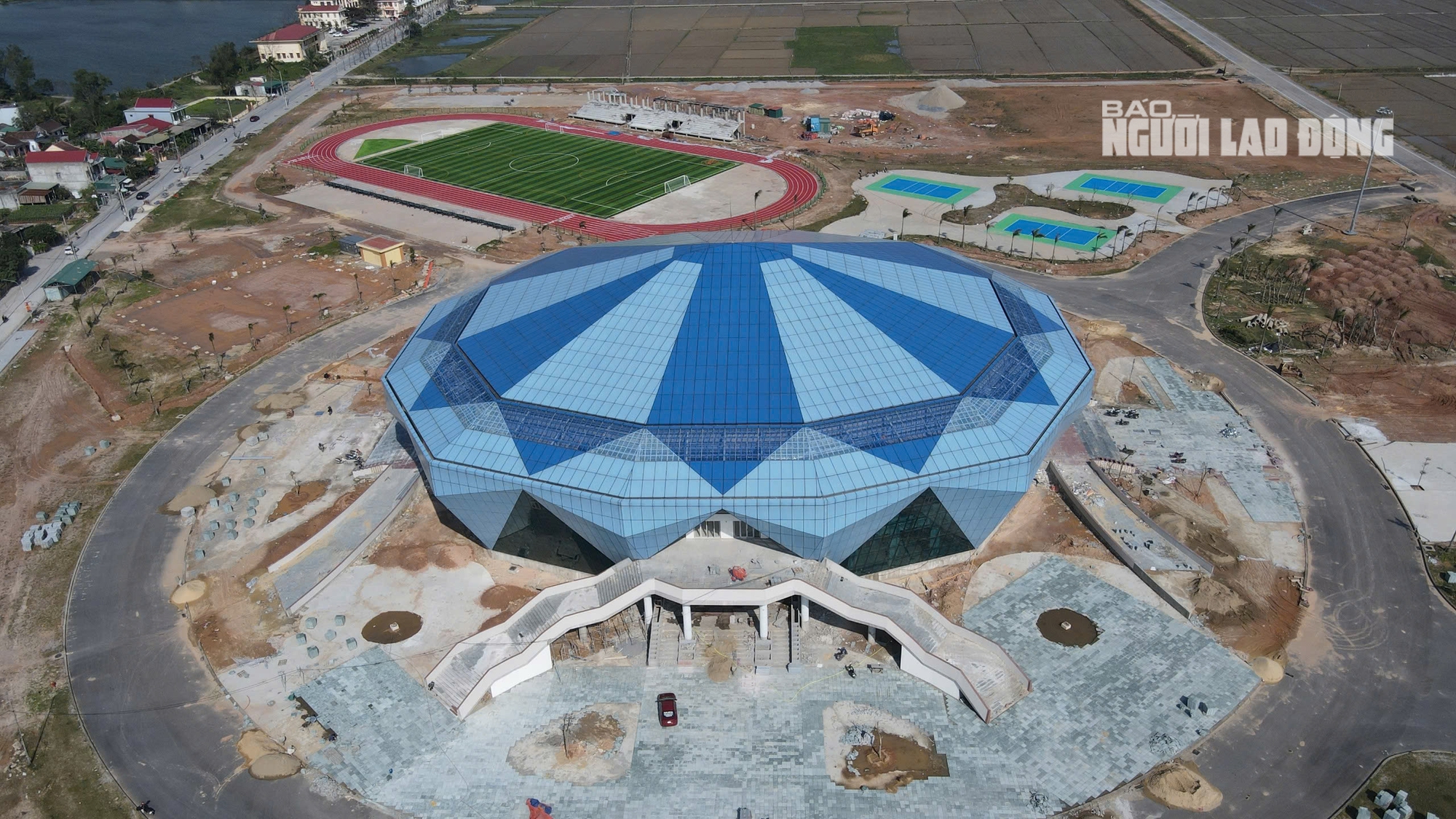 Nhà thi đấu kim cương xanh 340 tỉ đồng tại trung tâm thể dục thể thao Quảng Trị - Ảnh 3. Nhà thi đấu kim cương xanh 340 tỉ đồng tại trung tâm thể dục thể thao Quảng Trị - Ảnh 3.