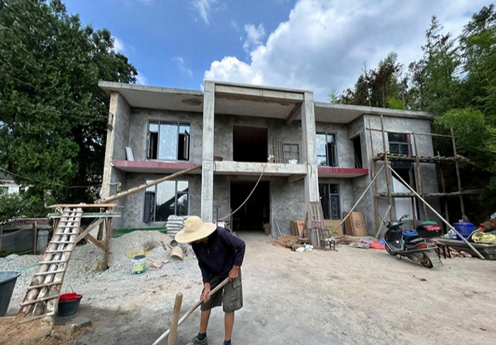 Chi 800 triệu xây nhà cho bố mẹ nghèo ở quê, 3 năm sau, người con chết lặng phát hiện ra sự thật về khối tài sản giấu kín- Ảnh 2. Chi 800 triệu xây nhà cho bố mẹ nghèo ở quê, 3 năm sau, người con chết lặng phát hiện ra sự thật về khối tài sản giấu kín- Ảnh 2.