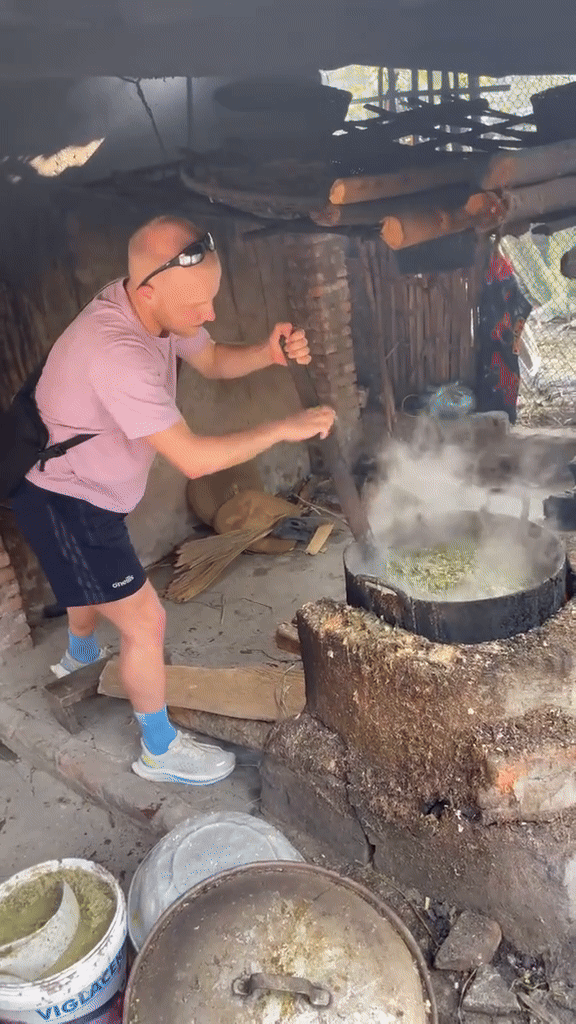 Khách Tây Việt Nam trải nghiệm nấu cám lợn và những khoảnh khắc thú vị không thể quên - Ảnh 1. Khách Tây Việt Nam trải nghiệm nấu cám lợn và những khoảnh khắc thú vị không thể quên - Ảnh 1.