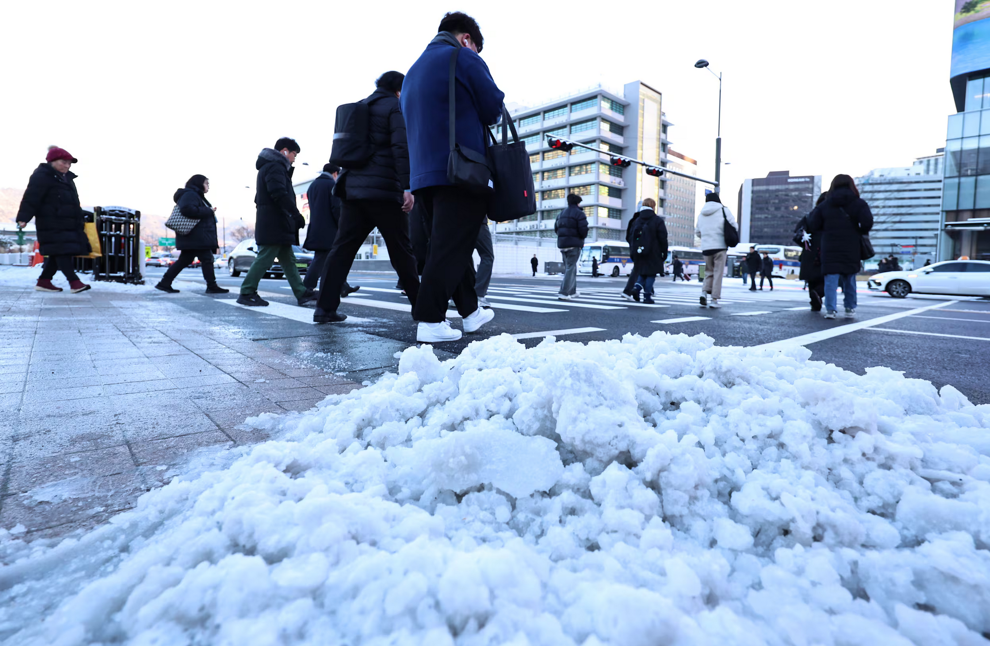 Tuyết rơi dày và rét đậm bao trùm Hàn Quốc- Ảnh 2. Tuyết rơi dày và rét đậm bao trùm Hàn Quốc- Ảnh 2.