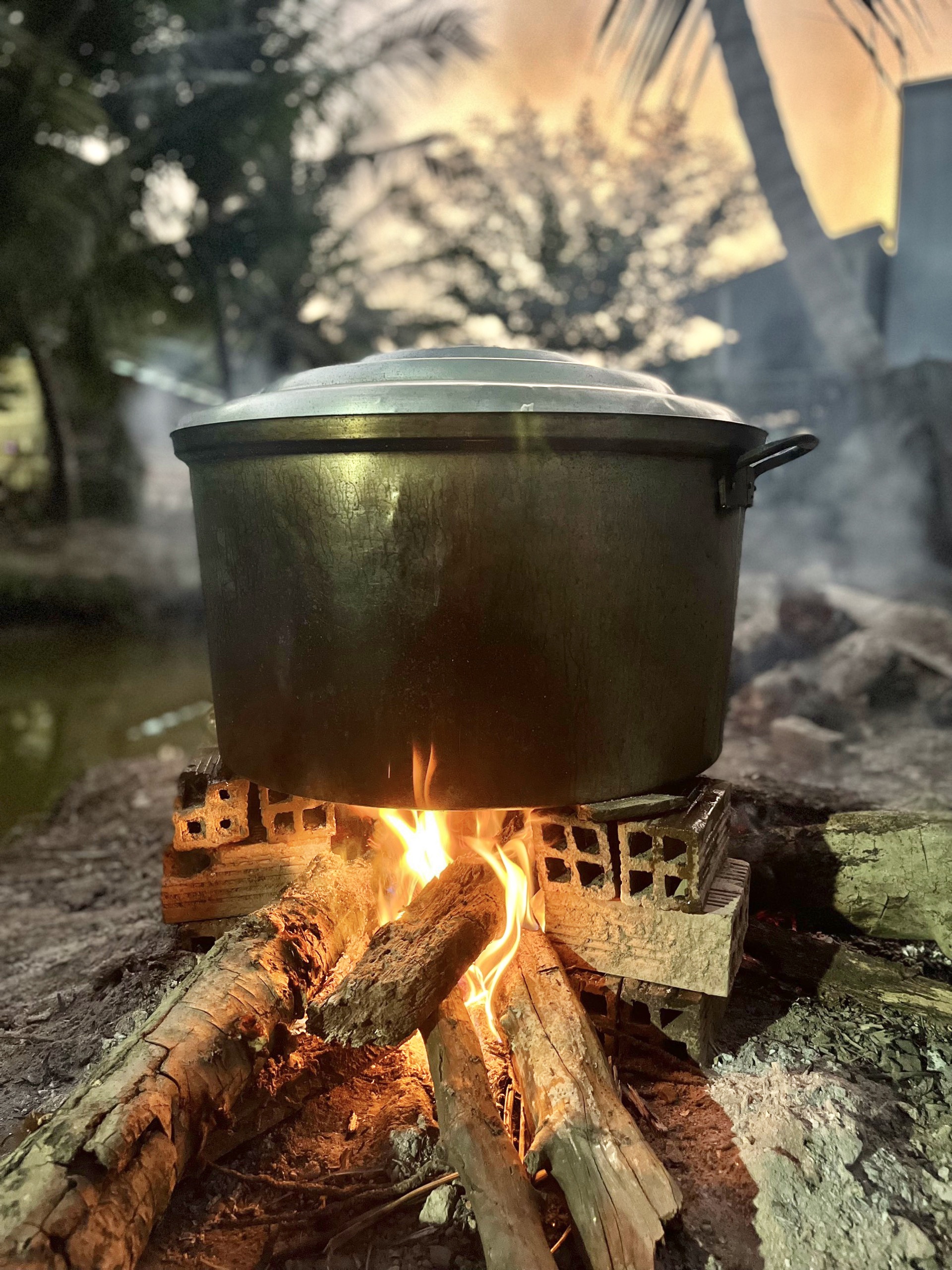 Khách Tây Việt Nam trải nghiệm nấu cám lợn và những khoảnh khắc thú vị không thể quên - Ảnh 2. Khách Tây Việt Nam trải nghiệm nấu cám lợn và những khoảnh khắc thú vị không thể quên - Ảnh 2.