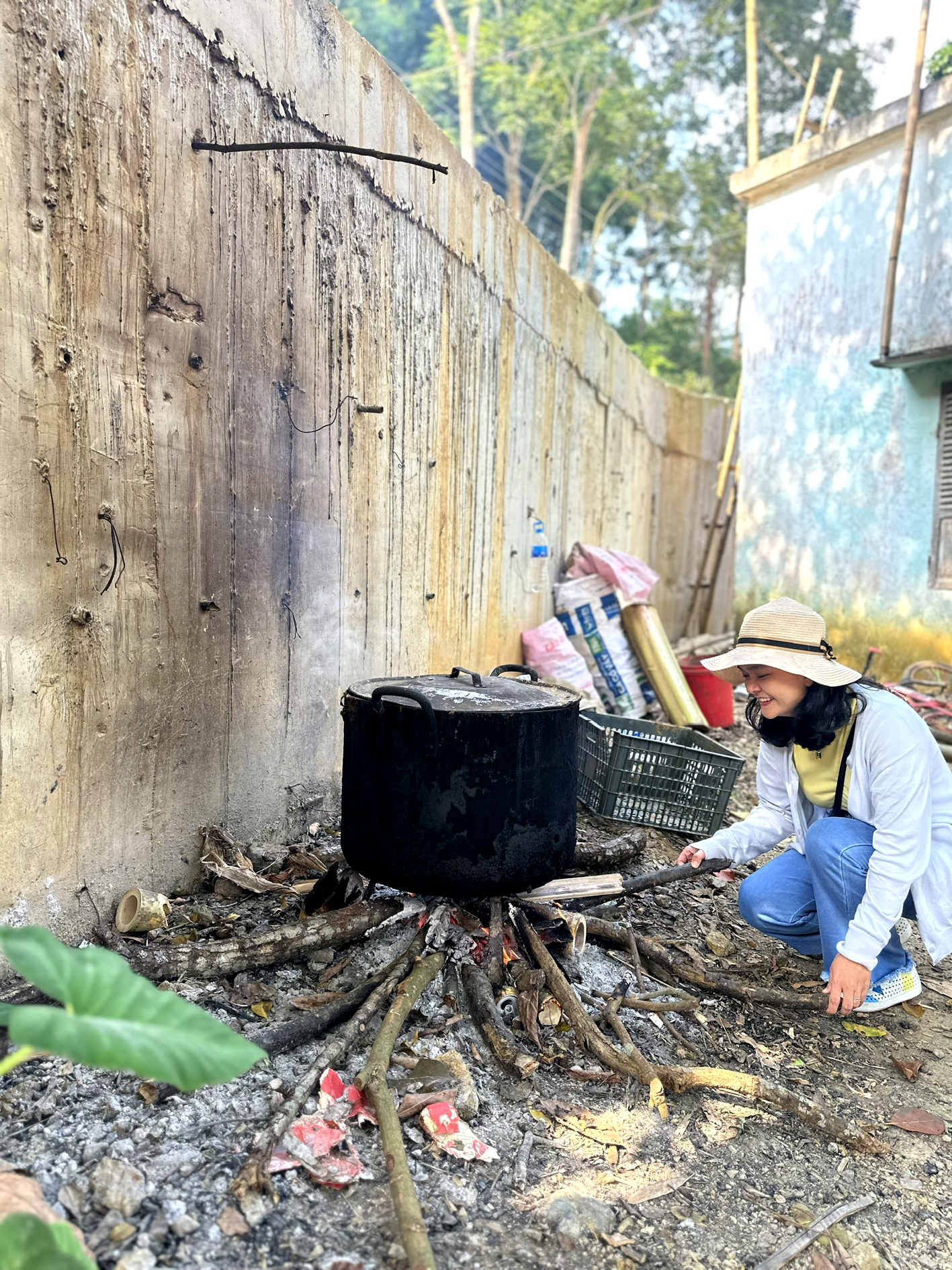 Khách Tây Việt Nam trải nghiệm nấu cám lợn và những khoảnh khắc thú vị không thể quên - Ảnh 4. Khách Tây Việt Nam trải nghiệm nấu cám lợn và những khoảnh khắc thú vị không thể quên - Ảnh 4.