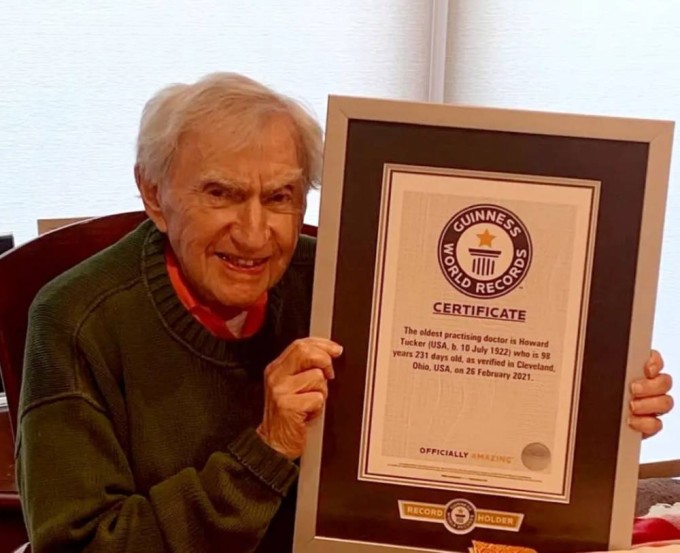 Vị bác sĩ huyền thoại đã an nghỉ ở tuổi 103: Không thuốc tiên, bí quyết sống thọ của ông chỉ ở 5 thói quen, đáng tiếc nhiều người bỏ qua - Ảnh 2.