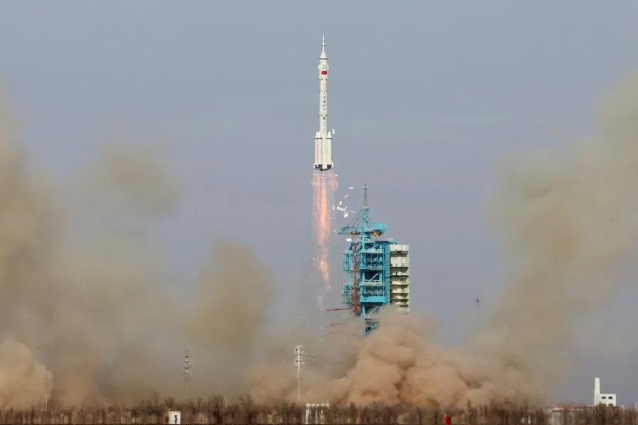 Cuộc đua gần 400.000 km giữa Trung Quốc và Mỹ: Hơn 76 nước tham gia khám phá Mặt Trăng - Ảnh 3. Cuộc đua gần 400.000 km giữa Trung Quốc và Mỹ: Hơn 76 nước tham gia khám phá Mặt Trăng - Ảnh 3.