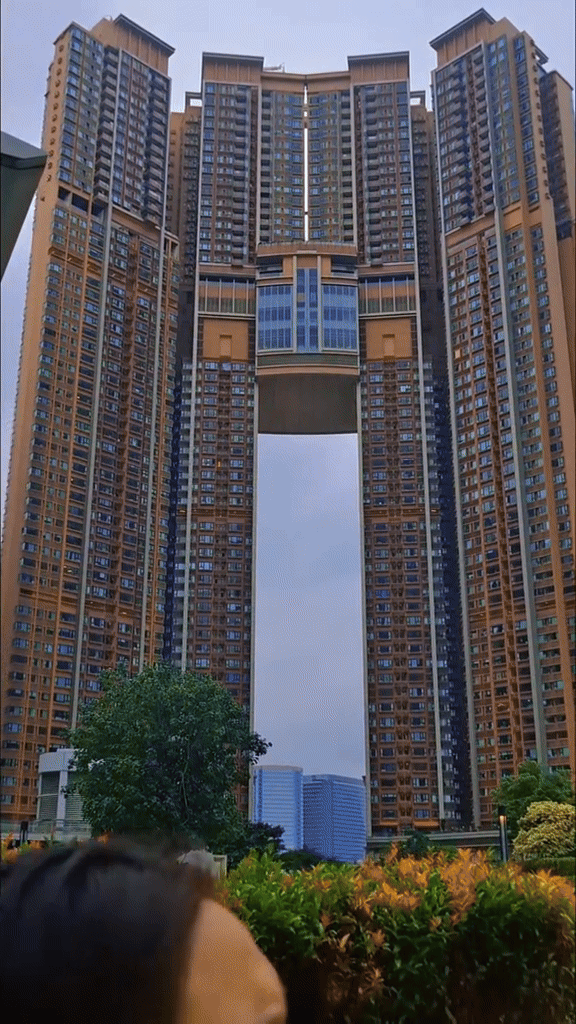 Oách nhất HongKong: Địa điểm khiến ai đi cũng nhìn mỏi cổ- Ảnh 1. Oách nhất HongKong: Địa điểm khiến ai đi cũng nhìn mỏi cổ- Ảnh 1.