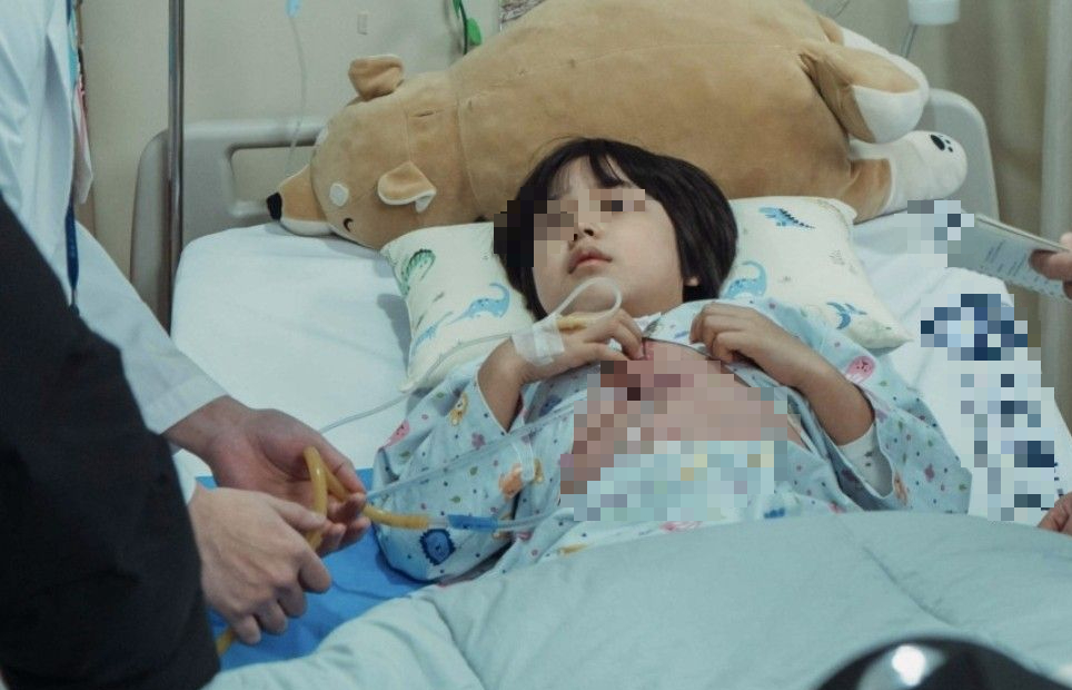 Bé lớp 2 đã phải "đối mặt" với ung thư đại trực tràng vì dùng 2 món ăn vặt này làm bữa chính - Ảnh 1.