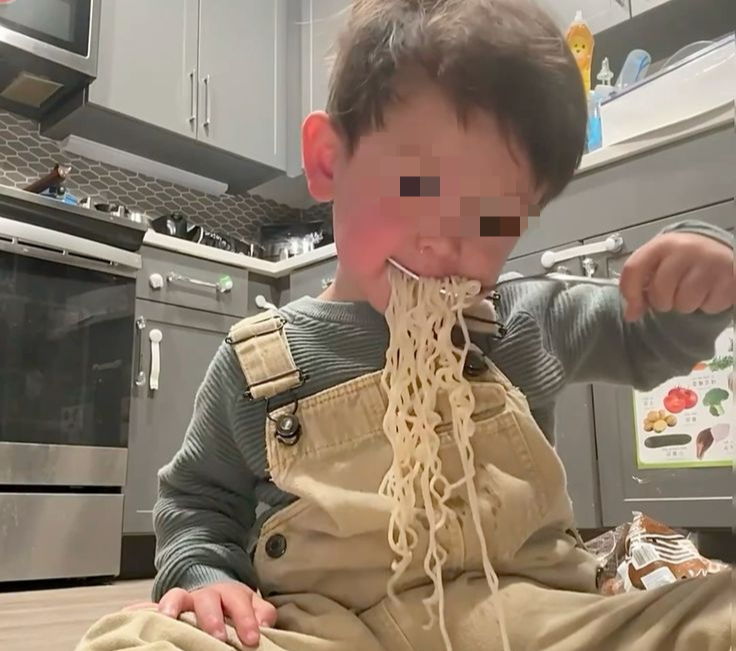 Bé lớp 2 đã phải "đối mặt" với ung thư đại trực tràng vì dùng 2 món ăn vặt này làm bữa chính - Ảnh 3.