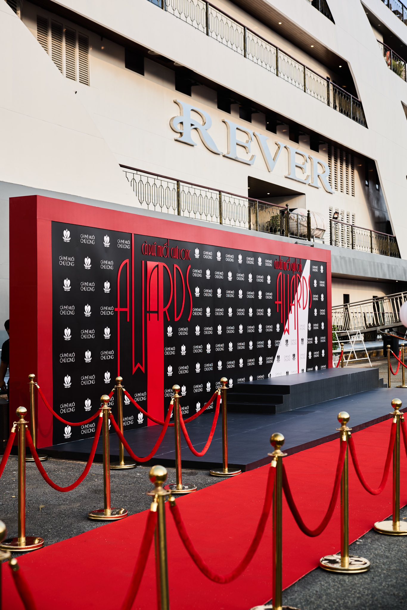 Lạ đời tiệc cuối năm của Cà Phê Muối Chú Long, nhìn không kỹ còn tưởng lễ trao giải- Ảnh 3. Lạ đời tiệc cuối năm của Cà Phê Muối Chú Long, nhìn không kỹ còn tưởng lễ trao giải- Ảnh 3.