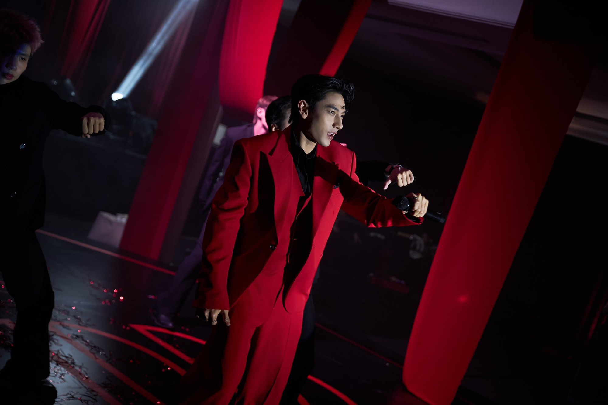 Lạ đời tiệc cuối năm của Cà Phê Muối Chú Long, nhìn không kỹ còn tưởng lễ trao giải- Ảnh 6. Lạ đời tiệc cuối năm của Cà Phê Muối Chú Long, nhìn không kỹ còn tưởng lễ trao giải- Ảnh 6.