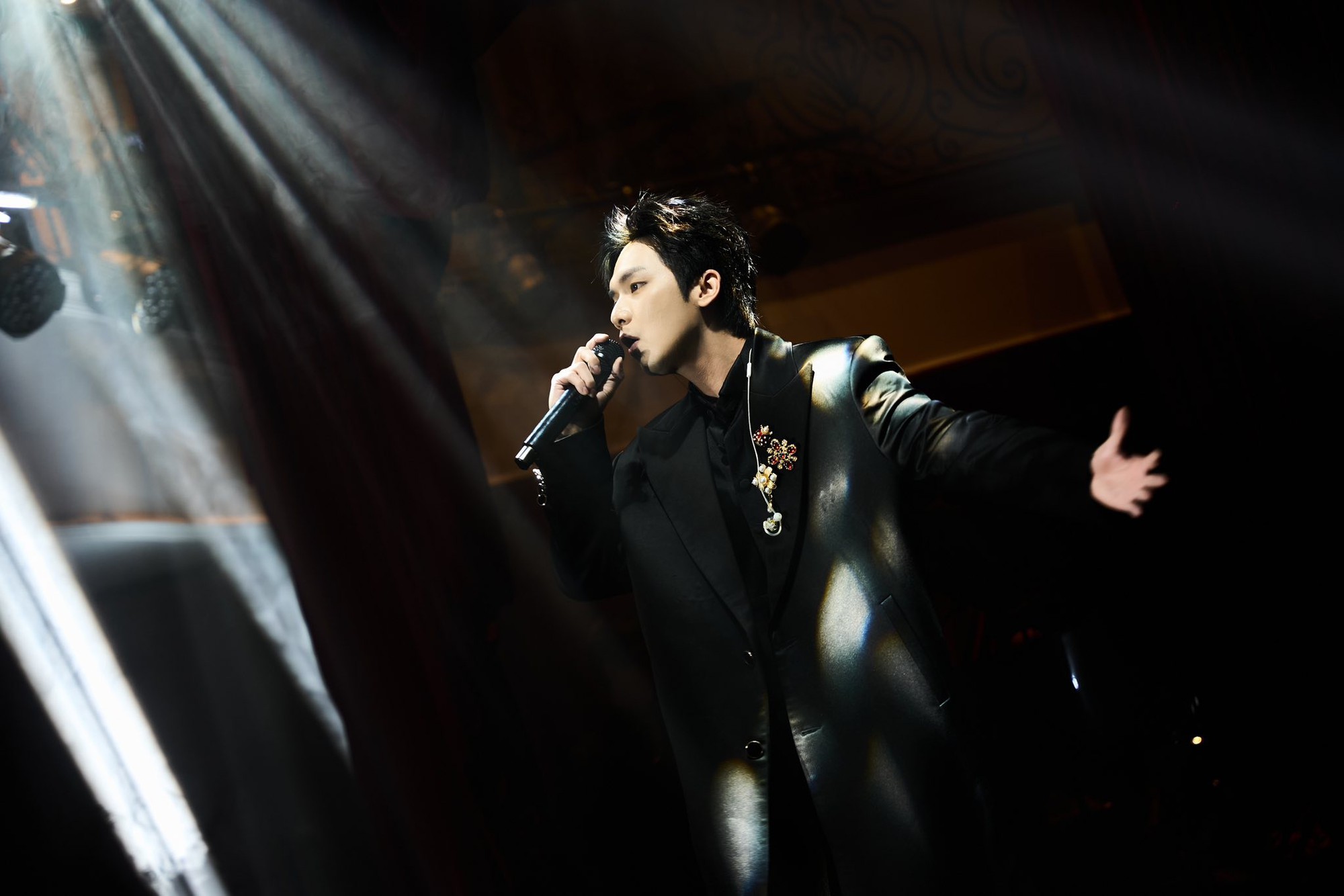 Lạ đời tiệc cuối năm của Cà Phê Muối Chú Long, nhìn không kỹ còn tưởng lễ trao giải- Ảnh 7. Lạ đời tiệc cuối năm của Cà Phê Muối Chú Long, nhìn không kỹ còn tưởng lễ trao giải- Ảnh 7.