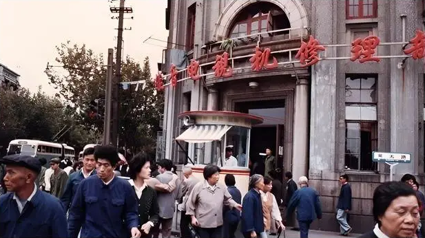 Ảnh cũ Thượng Hải thập niên 1980: Phương tiện này thống trị đường phố, có nơi 40 năm chưa hề khác - Ảnh 10.