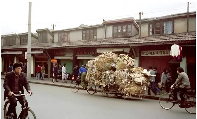 Ảnh cũ Thượng Hải thập niên 1980: Phương tiện này thống trị đường phố, có nơi 40 năm chưa hề khác - Ảnh 23.