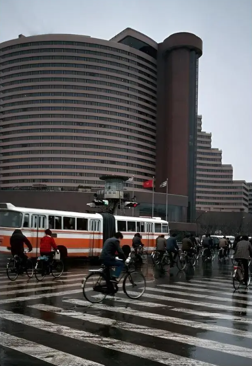 Ảnh cũ Thượng Hải thập niên 1980: Phương tiện này thống trị đường phố, có nơi 40 năm chưa hề khác - Ảnh 25.