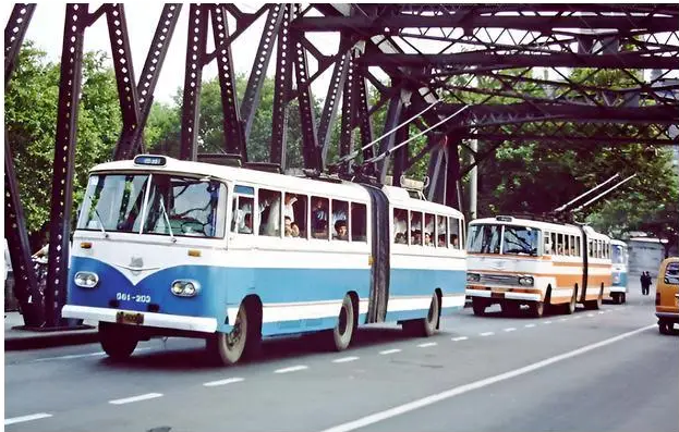 Ảnh cũ Thượng Hải thập niên 1980: Phương tiện này thống trị đường phố, có nơi 40 năm chưa hề khác - Ảnh 3.