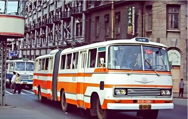 Ảnh cũ Thượng Hải thập niên 1980: Phương tiện này thống trị đường phố, có nơi 40 năm chưa hề khác - Ảnh 9.