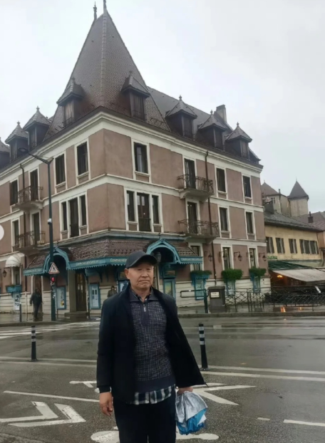 Bộ ảnh đi chơi Paris của ông chú trung niên viral toàn cầu: Cả năm marketing của du lịch Pháp “thua đau” dưới 1 chiếc điện thoại- Ảnh 2.