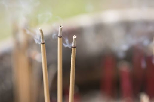 Thắp hương 1 nén hay 3 nén mới là đúng? Chuyên gia đưa ra giải thích chi tiết - Ảnh 3.