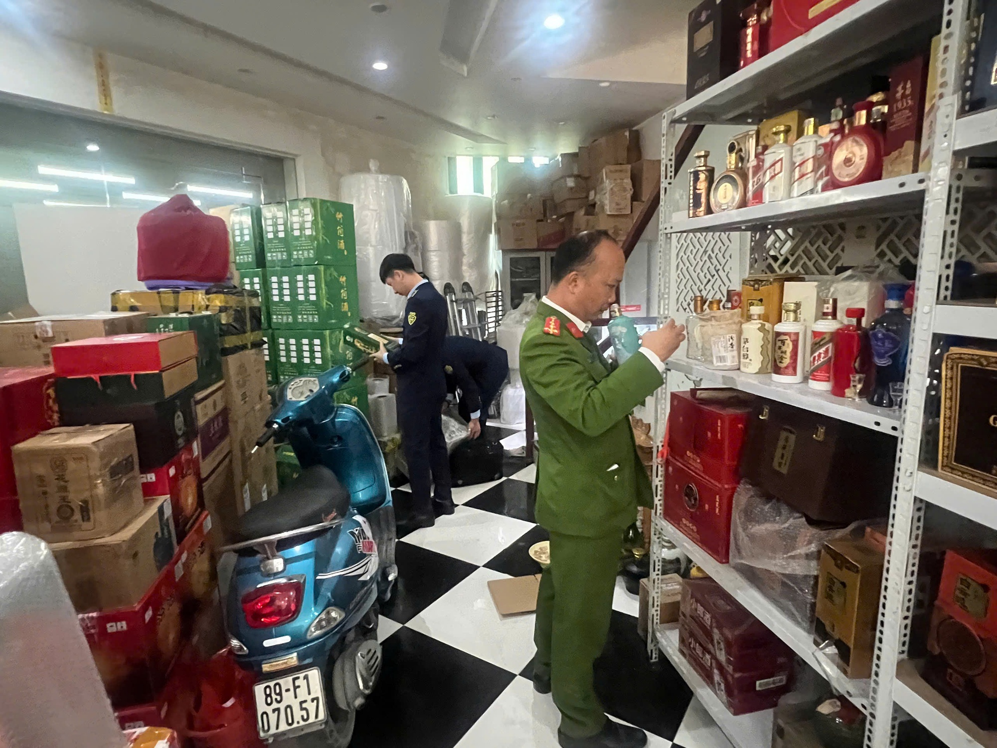 Đột xuất kiểm tra các hộ kinh doanh: Phát hiện nhiều sai phạm nghiêm trọng, có cơ sở bị phạt gần 100 triệu đồng- Ảnh 4.